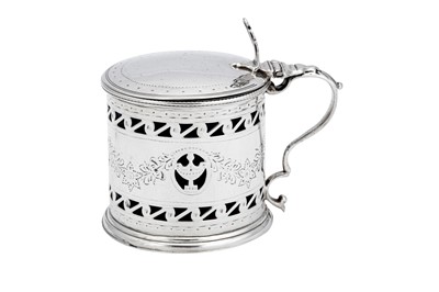 Lot 447 - A George III sterling silver mustard pot, London 1783 by Robert Hennell I (reg. 30th May 1772)