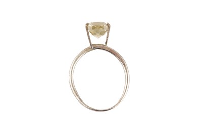 Lot 129 - A SINGLE FANCY YELLOW DIAMOND RING