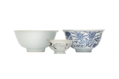 Lot 482 - THREE CHINESE BLUE AND WHITE BOWLS.