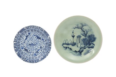 Lot 483 - A CHINESE BLUE AND WHITE SAUCER AND A SMALL CELADON DISH.