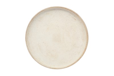Lot 101 - A CHINESE WHITE-GLAZED CHARGER.