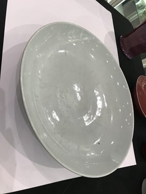 Lot 101 - A CHINESE WHITE-GLAZED CHARGER.