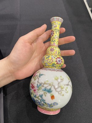 Lot 172 - A CHINESE FAMILLE ROSE TRIPLE GOURD VASE.