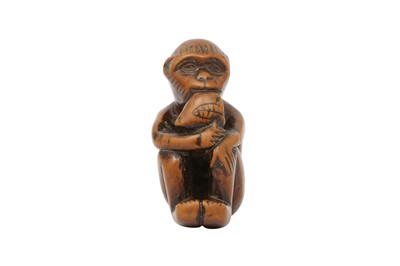Lot 517 - A CHINESE WOOD 'MONKEY WITH A PEACH' TOGGLE.