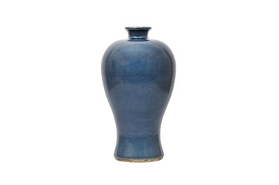 Lot 548 - A CHINESE BLUE-GLAZED VASE, MEIPING.