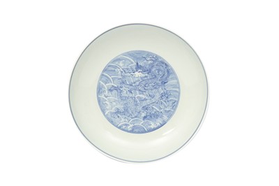 Lot 554 - A CHINESE BLUE AND WHITE 'DRAGON' DISH.