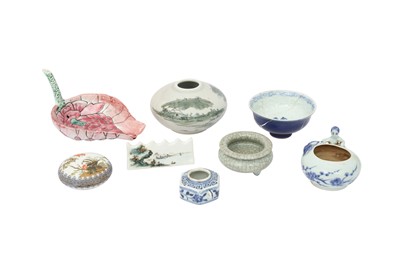 Lot 600 - A SMALL COLLECTION OF CHINESE CERAMICS.