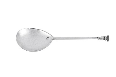 Lot 326 - A James I sterling silver seal top spoon, London 1620 by William Frend