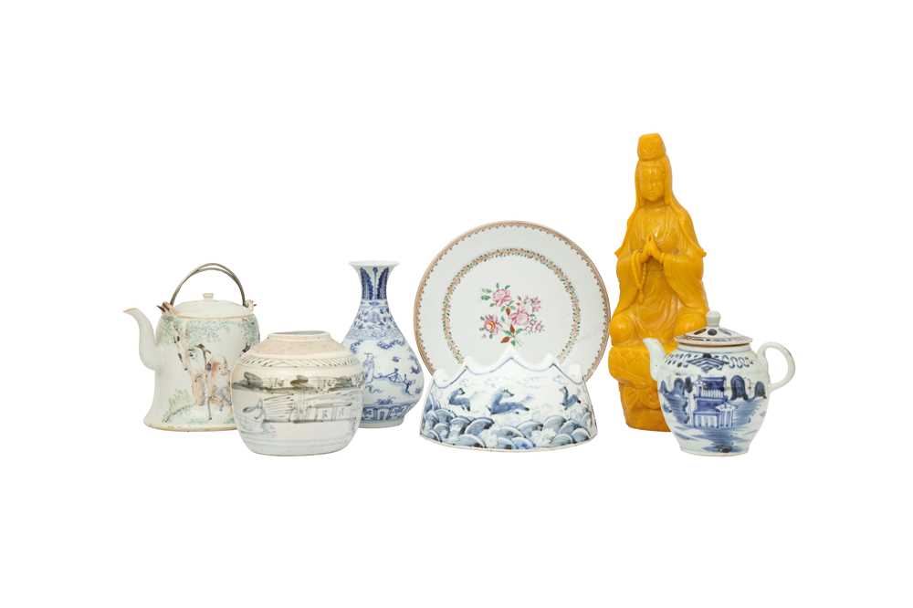 Lot 137 - A SMALL COLLECTION OF CHINESE PORCELAIN AND GLASS.