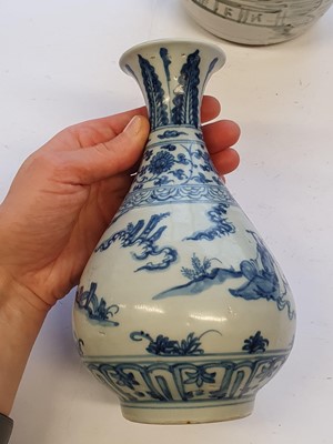 Lot 137 - A SMALL COLLECTION OF CHINESE PORCELAIN AND GLASS.