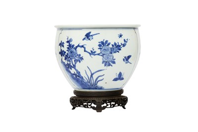Lot 75 - A CHINESE BLUE AND WHITE FISHBOWL.