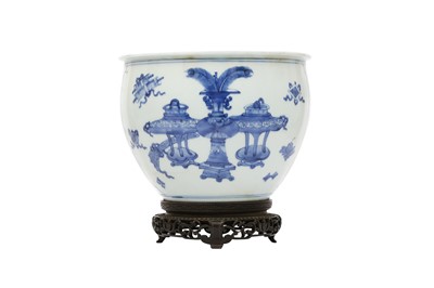 Lot 227 - A CHINESE BLUE AND WHITE FISHBOWL