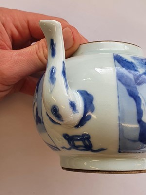 Lot 50 - A CHINESE BLUE AND WHITE TEAPOT AND COVER.