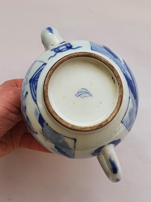 Lot 50 - A CHINESE BLUE AND WHITE TEAPOT AND COVER.