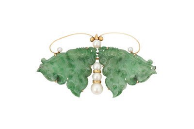 Lot 185 - A CHINESE APPLE-GREEN JADEITE AND PEARL 'BUTTERFLY' BROOCH.