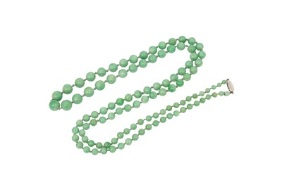 Lot 190 - A CHINESE GREEN JADEITE BEAD NECKLACE.