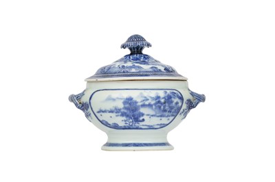 Lot 205 - A CHINESE BLUE AND WHITE TUREEN AND COVER.