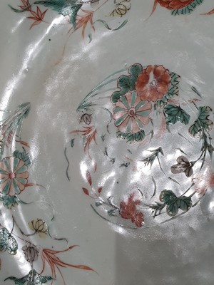Lot 5 - A CHINESE FAMILLE VERTE 'BLOSSOMS' CHARGER.