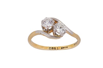 Lot 174 - A diamond 'toi et moi' ring