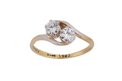 Lot 174 - A diamond 'toi et moi' ring