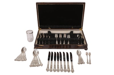 Lot 196 - A CASED MID-20TH AMERICAN SILVER PLATED TABLE SERVICE OF FLATWARE OR CANTEEN, ROGERS BROTHERS
