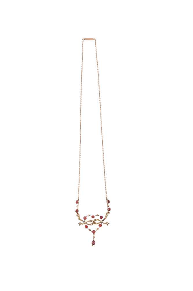 Lot 23 - A GARNET AND SEED PEARL NECKLACE