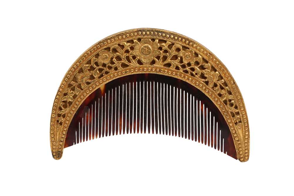 Lot 235 - λ A SINHALESE TORTOISESHELL HAIR COMB WITH GOLD-WASHED FITTING
