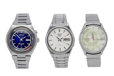 Lot 63 - THREE SEIKO STAINLESS STEEL GENTS WRISTWATCHES