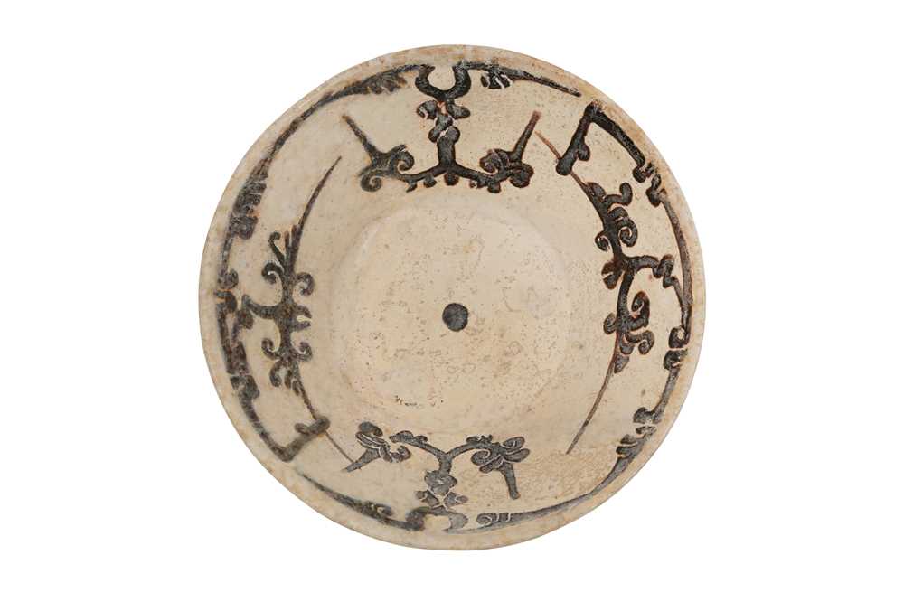 Lot 207 - A SAMANID BOWL WITH FLORIATED AND KNOTTED PSEUDO-KUFIC CALLIGRAPHY