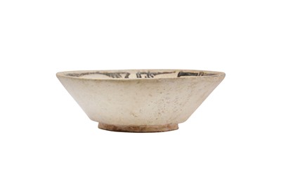 Lot 207 - A SAMANID BOWL WITH FLORIATED AND KNOTTED PSEUDO-KUFIC CALLIGRAPHY