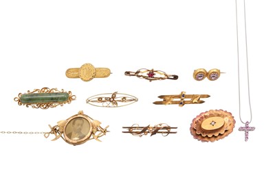 Lot 49 - A GROUP OF BROOCHES TOGETHER WITH A CROSS NECKLACE