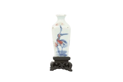 Lot 715 - A CHINESE BLUE AND WHITE AND UNDERGLAZE RED SNUFF BOTTLE.