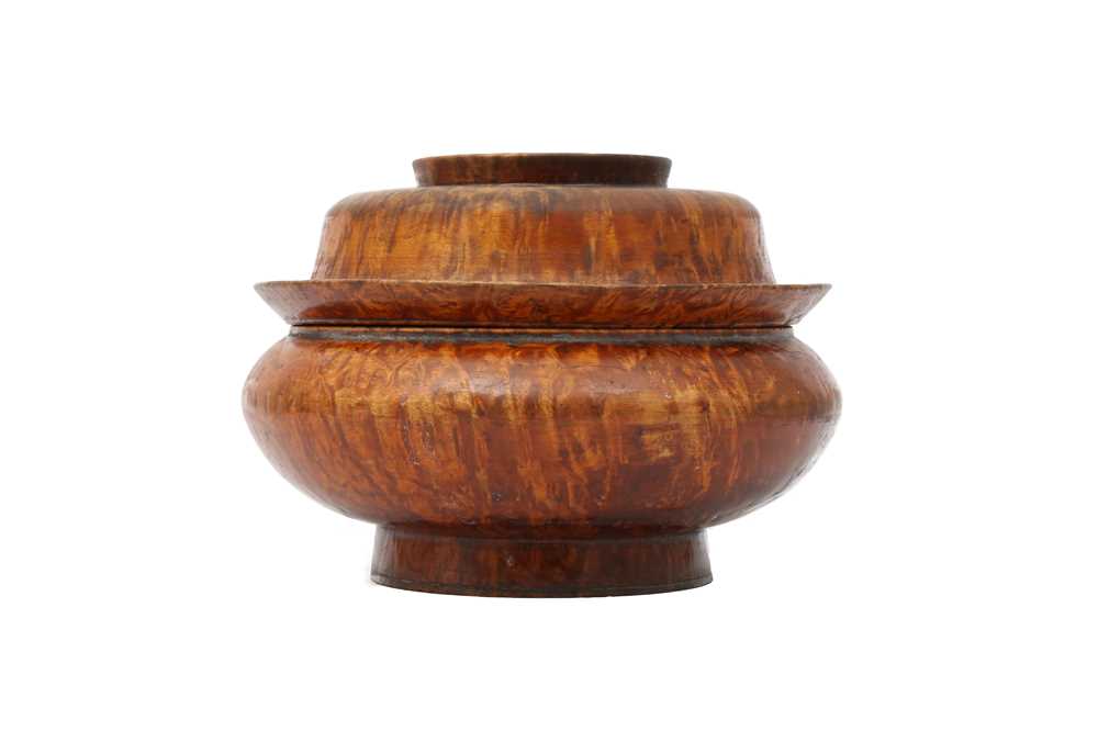 Lot 418 - A TIBETAN BUR WALNUT TSAMPA BOWL.