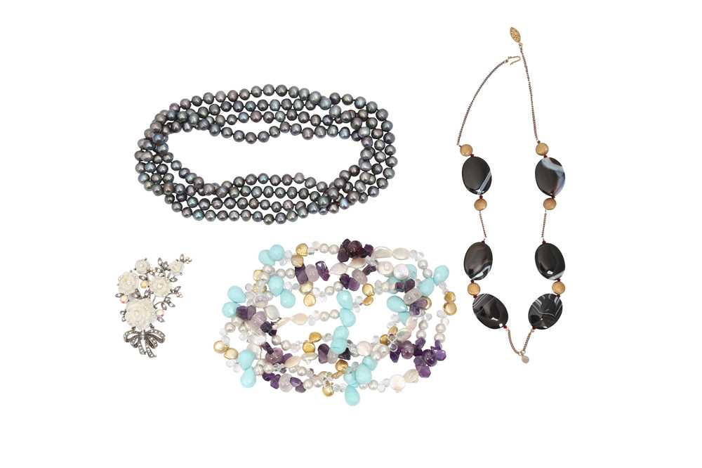 Lot 56 - A GROUP OF COSTUME JEWELLERY
