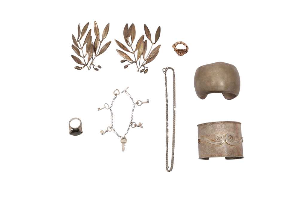 Lot 43 - A GROUP OF  JEWELLERY