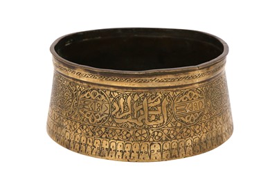 Lot 221 - A SMALL ENGRAVED BRASS BOWL WITH THE MAMLUK SCRIBE'S INSIGNIA