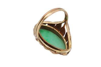 Lot 124 - A jade ring