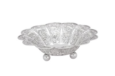 Lot 116 - A late 19th / early 20th century Chinese Export silver bowl, Canton circa 1900 retailed by Luen Wo
