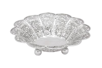 Lot 116 - A late 19th / early 20th century Chinese Export silver bowl, Canton circa 1900 retailed by Luen Wo