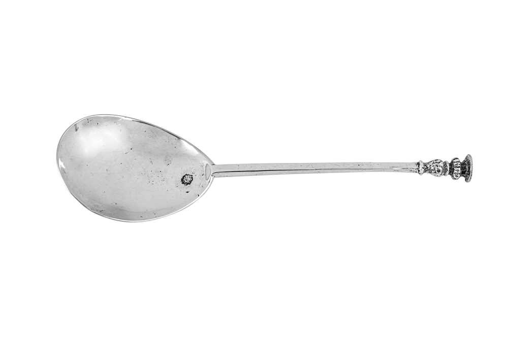 Lot 324 - A James I sterling silver seal top spoon, London 1608 by James Cluatt