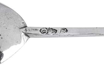 Lot 324 - A James I sterling silver seal top spoon, London 1608 by James Cluatt