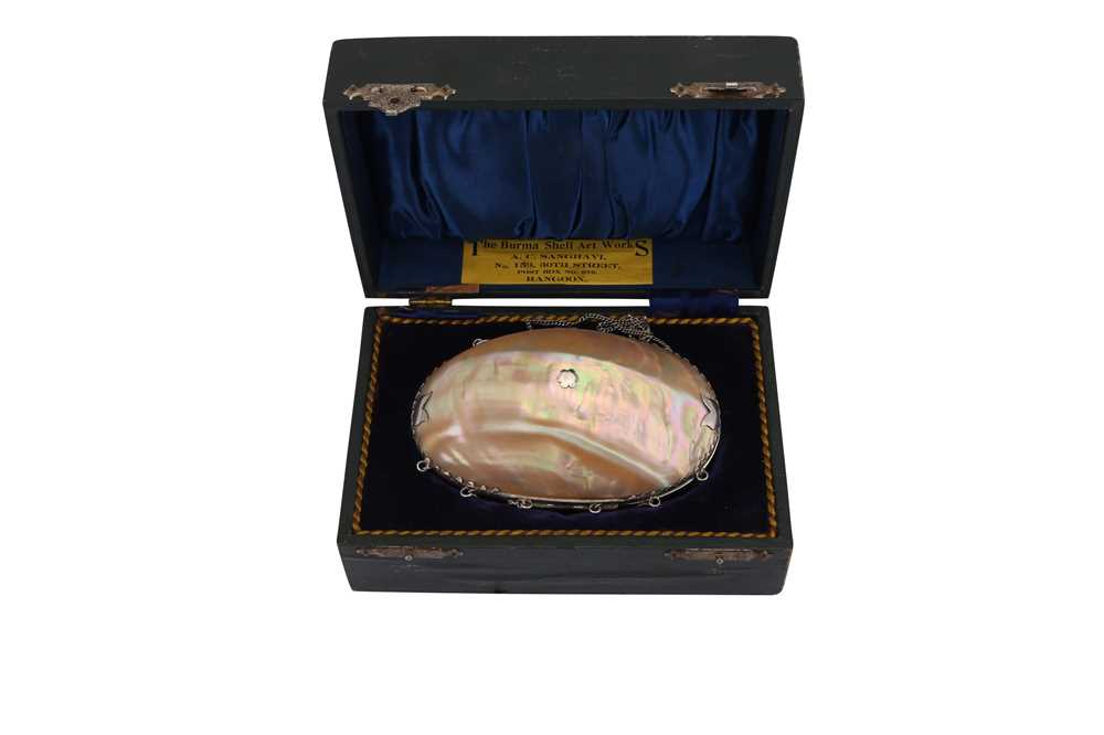 Lot 223 - A CASED MID-20TH CENTURY BURMESE UNMARKED SILVER MOUNTED CLAM SHELL PURSE CUM COMPACT, RANGOON CIRCA 1960