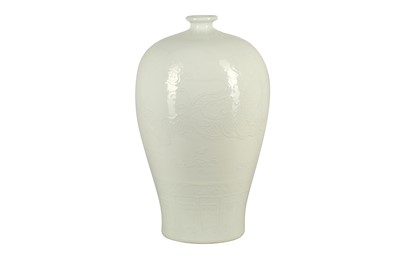 Lot 592 - A LARGE CHINESE MEIPING BLANC DE CHINE VASE