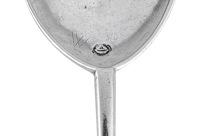 Lot 323 - A James I provincial West Country Cornish silver seal top spoon, Truro circa 1620 by John Parnell (1582-1666)
