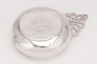Lot 360 - An extremely rare and unrecorded mid-18th century American Colonial silver porringer, New York circa 1765 by Benjamin Halstead and Myer Myers (active 1756-66)