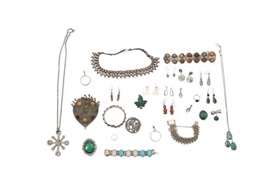 Lot 51 - A GROUP OF COSTUME JEWELLERY
