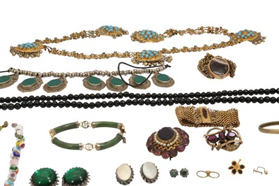 Lot 46 - A GROUP OF COSTUME JEWELLERY