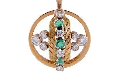 Lot 113 - An emerald and diamond pendant