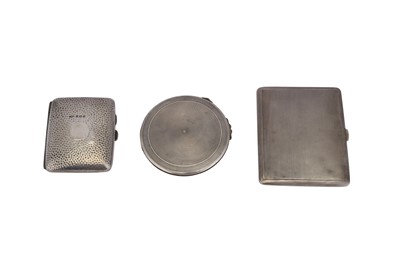 Lot 241 - A MIXED GROUP INCLUDING AN EDWARDIAN STERLING SILVER CIGARETTE CASE, BIRMINGHAM 1909 BY HENRY CLIFFORD DAVIS