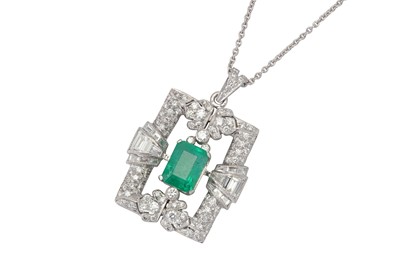 Lot 50 - An emerald and diamond pendant necklace
